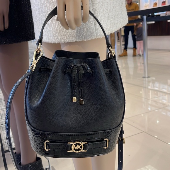 MICHAEL KORS
Reed Medium Pebbled Leather Belted Bucket Messenger Satchel Crossb - Picture 2 of 16